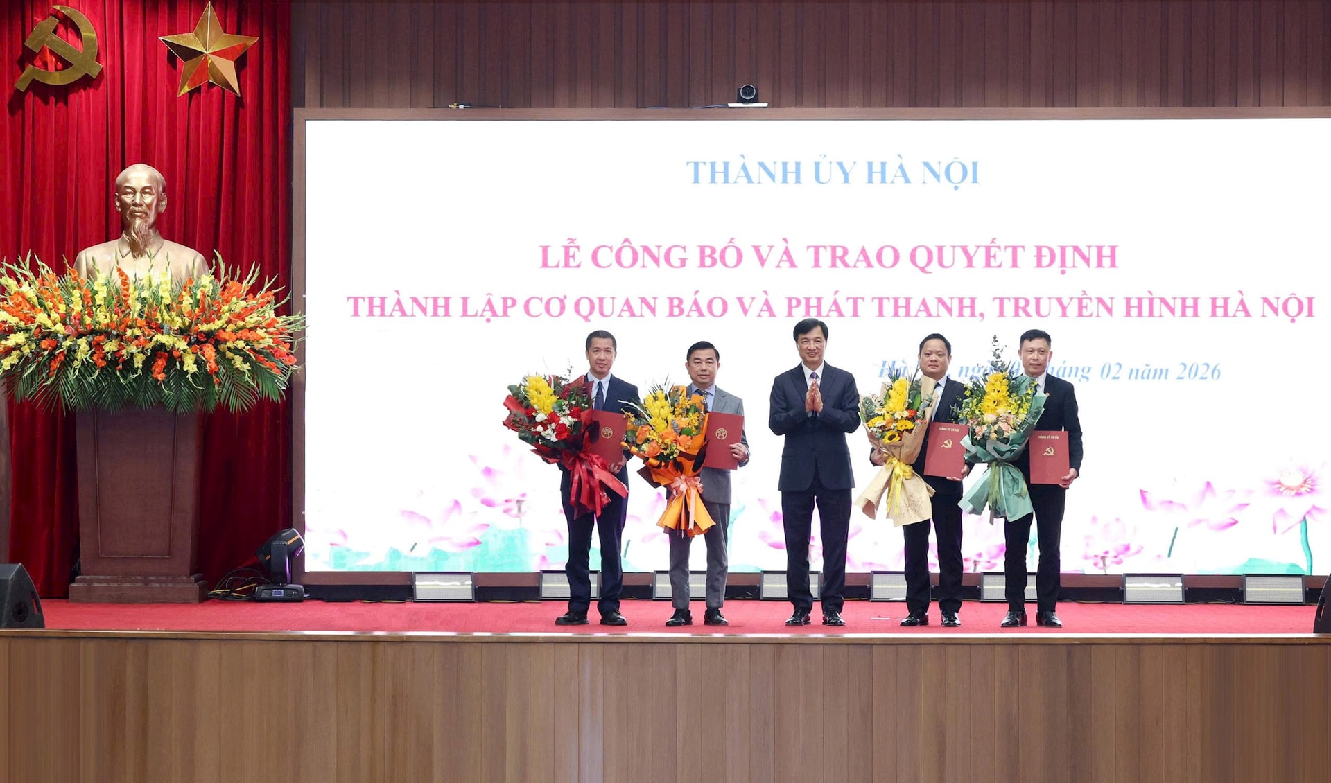 Công bố và trao Quyết định thành lập Cơ quan Báo và Phát thanh, Truyền hình Hà Nội- Ảnh 2.