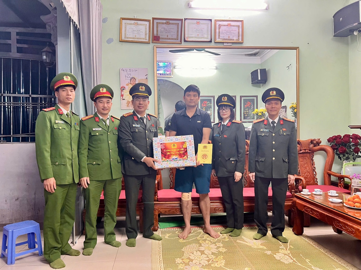 Công an xã Gia Lâm thăm hỏi, động viên các gia đình chính sách và lực lượng An ninh trật tự cơ sở nhân dịp Tết Nguyên đán- Ảnh 1.