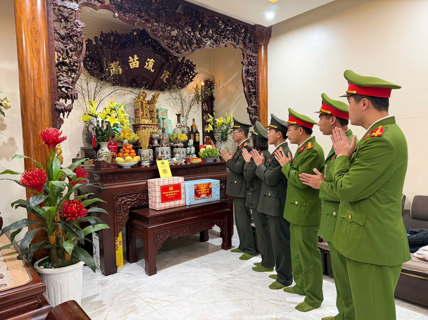 Công an xã Gia Lâm thăm hỏi, động viên các gia đình chính sách và lực lượng An ninh trật tự cơ sở nhân dịp Tết Nguyên đán- Ảnh 3.