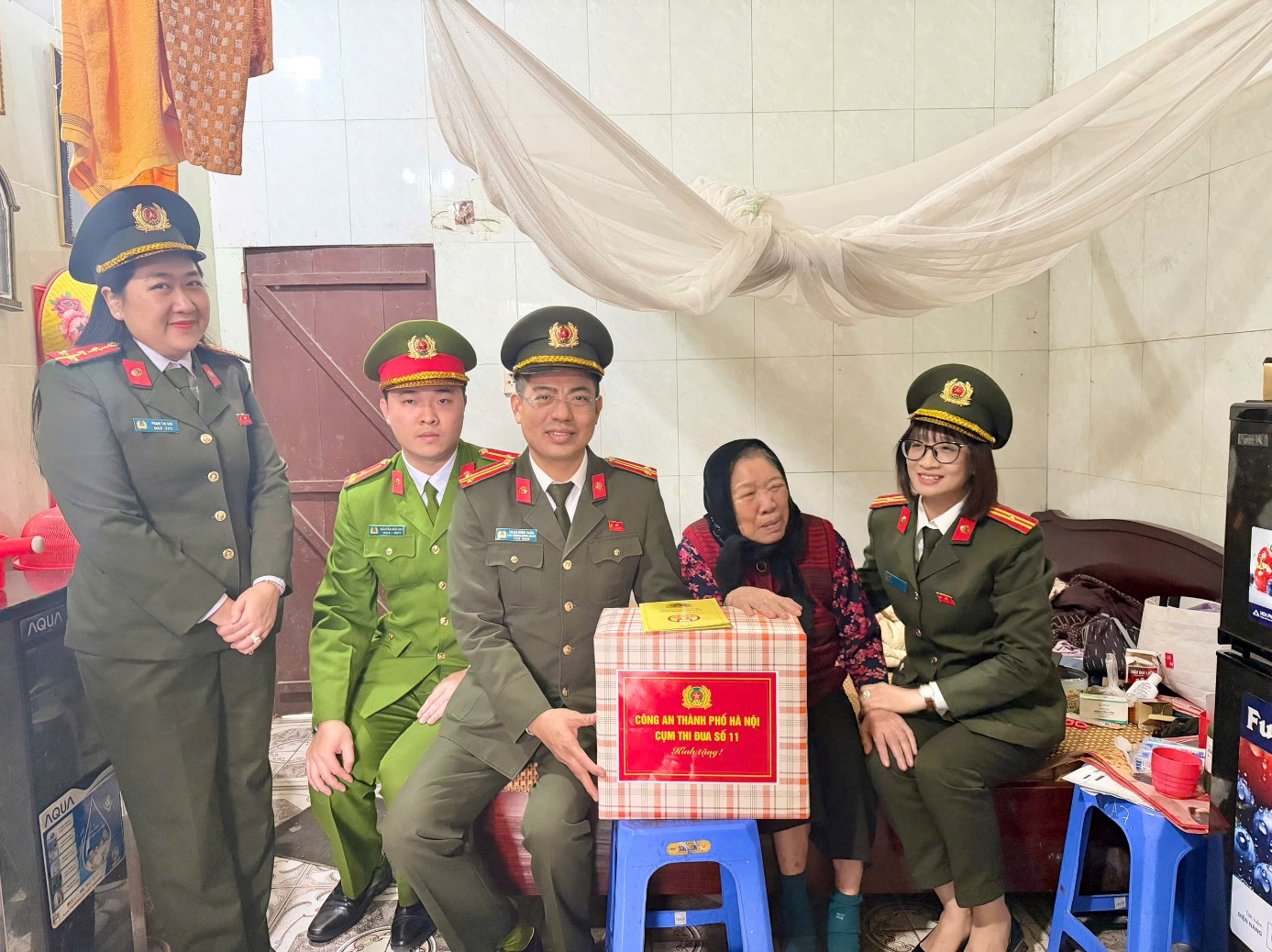 Công an xã Gia Lâm thăm hỏi, động viên các gia đình chính sách và lực lượng An ninh trật tự cơ sở nhân dịp Tết Nguyên đán- Ảnh 4.