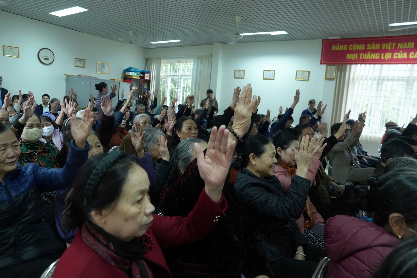 Hội nghị lấy ý kiến tín nhiệm cử tri đối với người ứng cử đại biểu HĐND các cấp tại TDP Chính Trung- Ảnh 4.