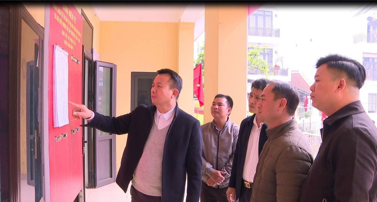 Các đồng chí lãnh đạo xã Hát Môn kiểm tra công tác niêm yết danh sách cử tri phục vụ bầu cử Quốc hội khóa XVI và HĐND các cấp- Ảnh 1.