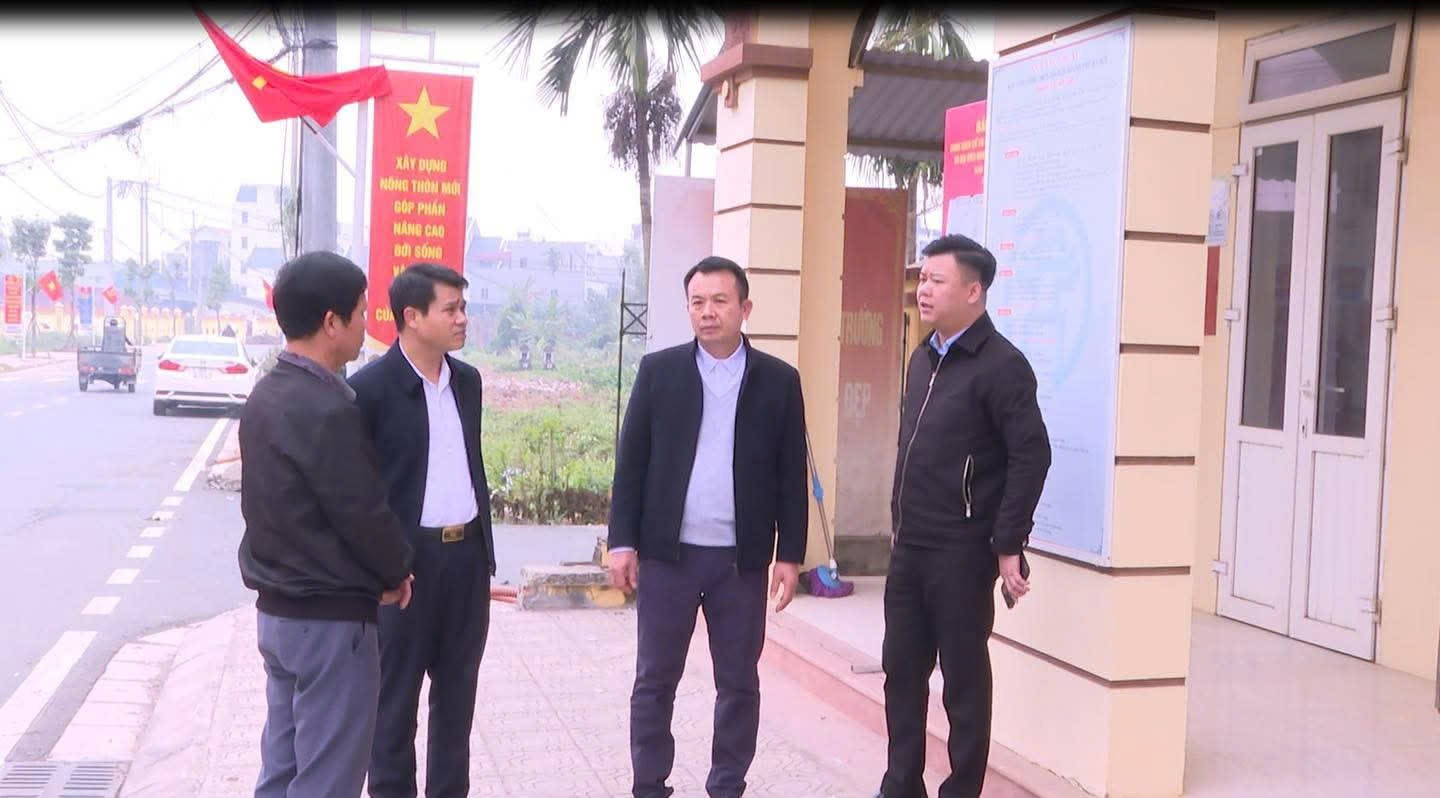 Các đồng chí lãnh đạo xã Hát Môn kiểm tra công tác niêm yết danh sách cử tri phục vụ bầu cử Quốc hội khóa XVI và HĐND các cấp- Ảnh 2.