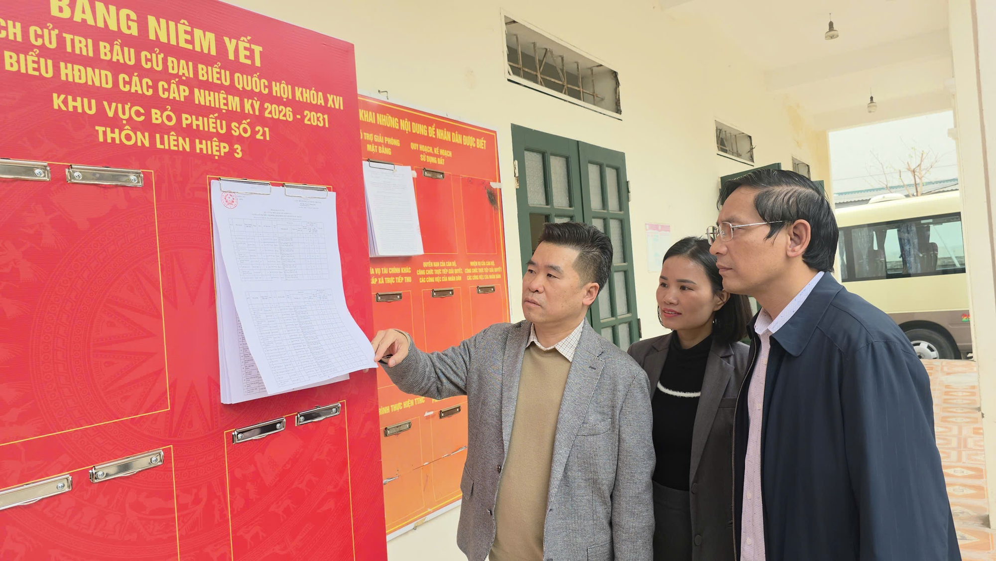 Các đồng chí lãnh đạo xã Hát Môn kiểm tra công tác niêm yết danh sách cử tri phục vụ bầu cử Quốc hội khóa XVI và HĐND các cấp- Ảnh 3.