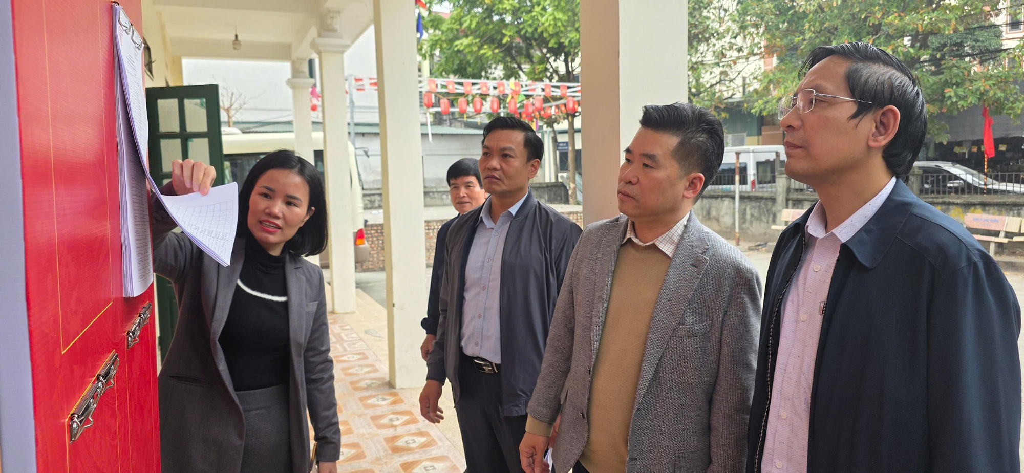 Các đồng chí lãnh đạo xã Hát Môn kiểm tra công tác niêm yết danh sách cử tri phục vụ bầu cử Quốc hội khóa XVI và HĐND các cấp- Ảnh 4.