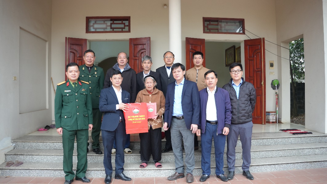 Đoàn công tác xã Quảng Oai do đồng chí Nguyễn Kỳ Vũ – Phó Chủ tịch UBND xã làm trưởng đoàn thăm, tặng quà Tết gia đình người có công- Ảnh 1.
