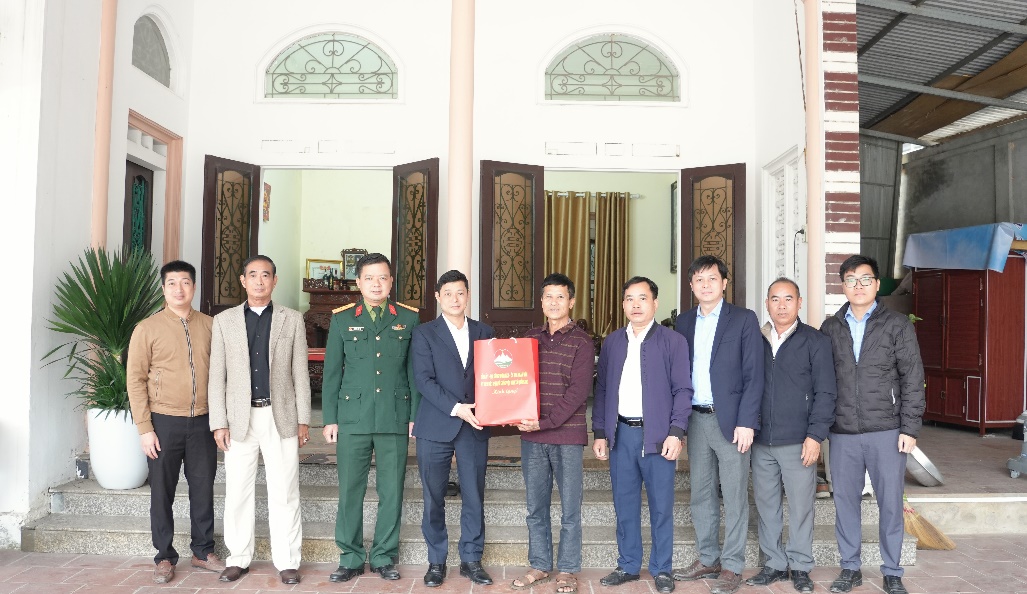 Đoàn công tác xã Quảng Oai do đồng chí Nguyễn Kỳ Vũ – Phó Chủ tịch UBND xã làm trưởng đoàn thăm, tặng quà Tết gia đình người có công- Ảnh 2.