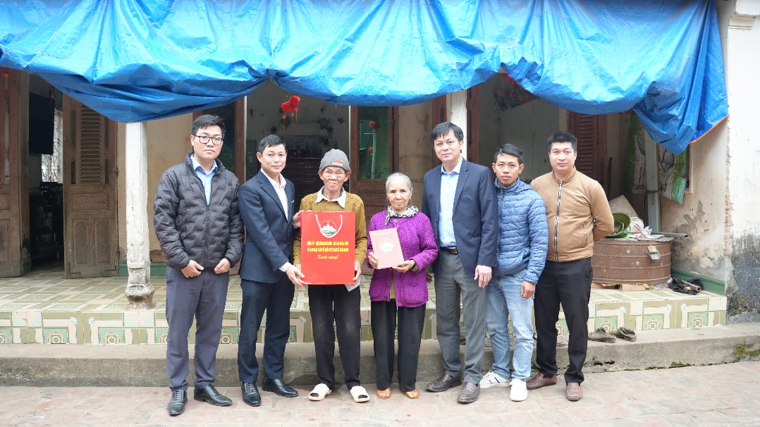 Đoàn công tác xã Quảng Oai do đồng chí Nguyễn Kỳ Vũ – Phó Chủ tịch UBND xã làm trưởng đoàn thăm, tặng quà Tết gia đình người có công- Ảnh 3.