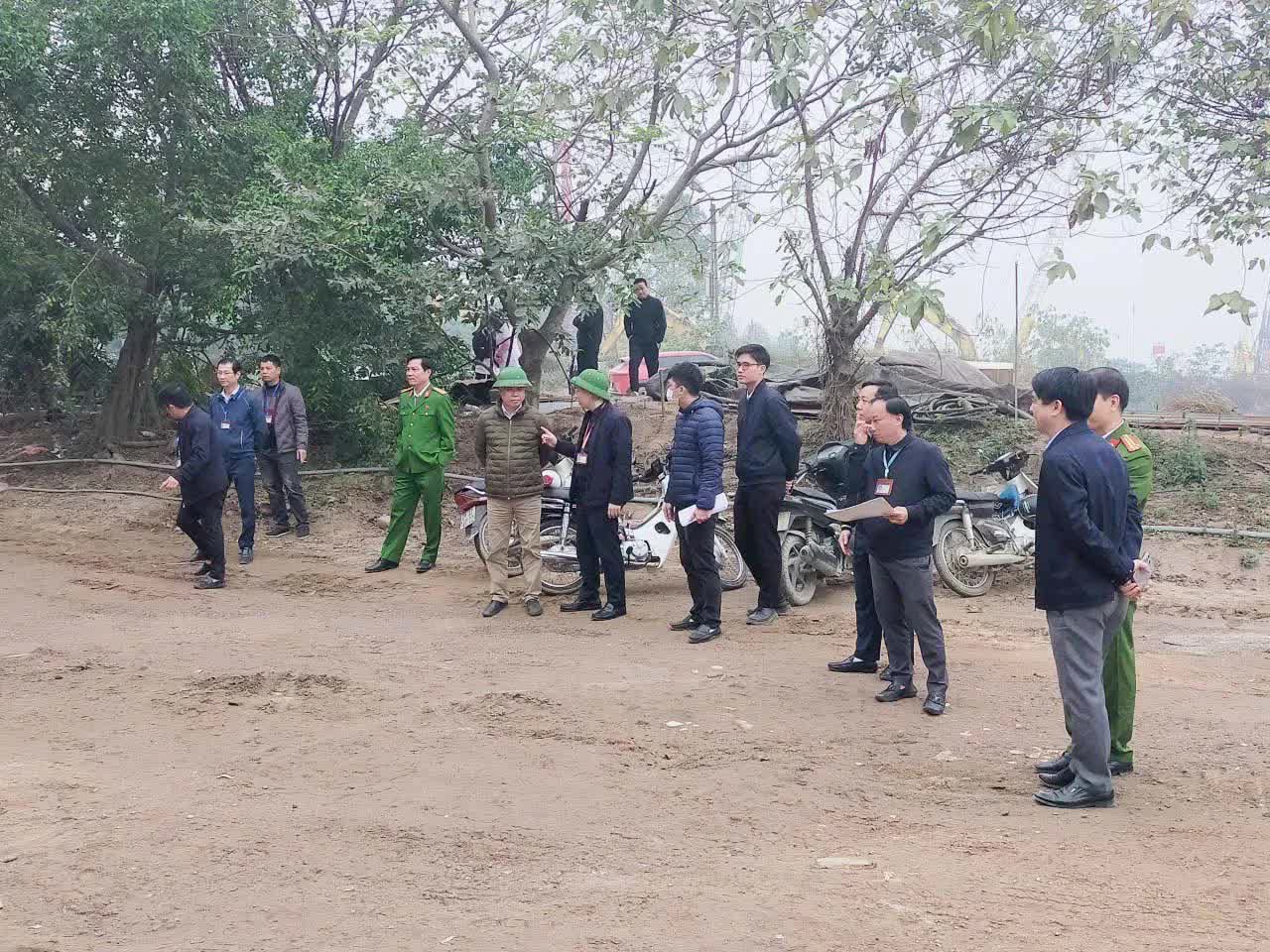 Phường Thượng Cát cưỡng chế, xử lý dứt điểm 7 bãi cát, sỏi không phép ven sông Hồng- Ảnh 1.