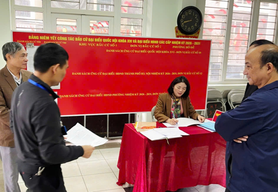 THƯỜNG TRỰC HĐND PHƯỜNG BỒ ĐỀ GIÁM SÁT CÔNG TÁC NIÊM YẾT DANH SÁCH CỬ TRI TẠI 42 KHU VỰC BỎ PHIẾU- Ảnh 1.