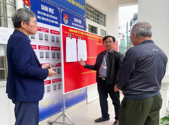 THƯỜNG TRỰC HĐND PHƯỜNG BỒ ĐỀ GIÁM SÁT CÔNG TÁC NIÊM YẾT DANH SÁCH CỬ TRI TẠI 42 KHU VỰC BỎ PHIẾU- Ảnh 2.