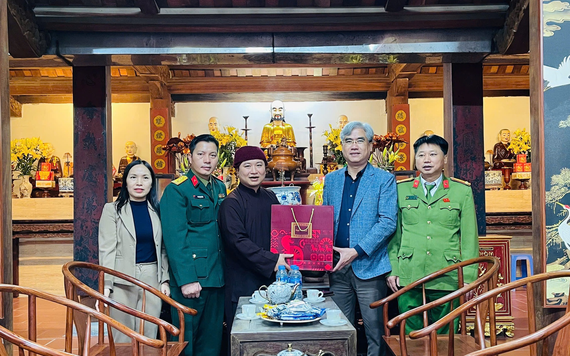 Phường Xuân Đỉnh: Thăm, tặng quà các cơ sở tôn giáo nhân dịp Tết Nguyên đán Bính Ngọ 2026