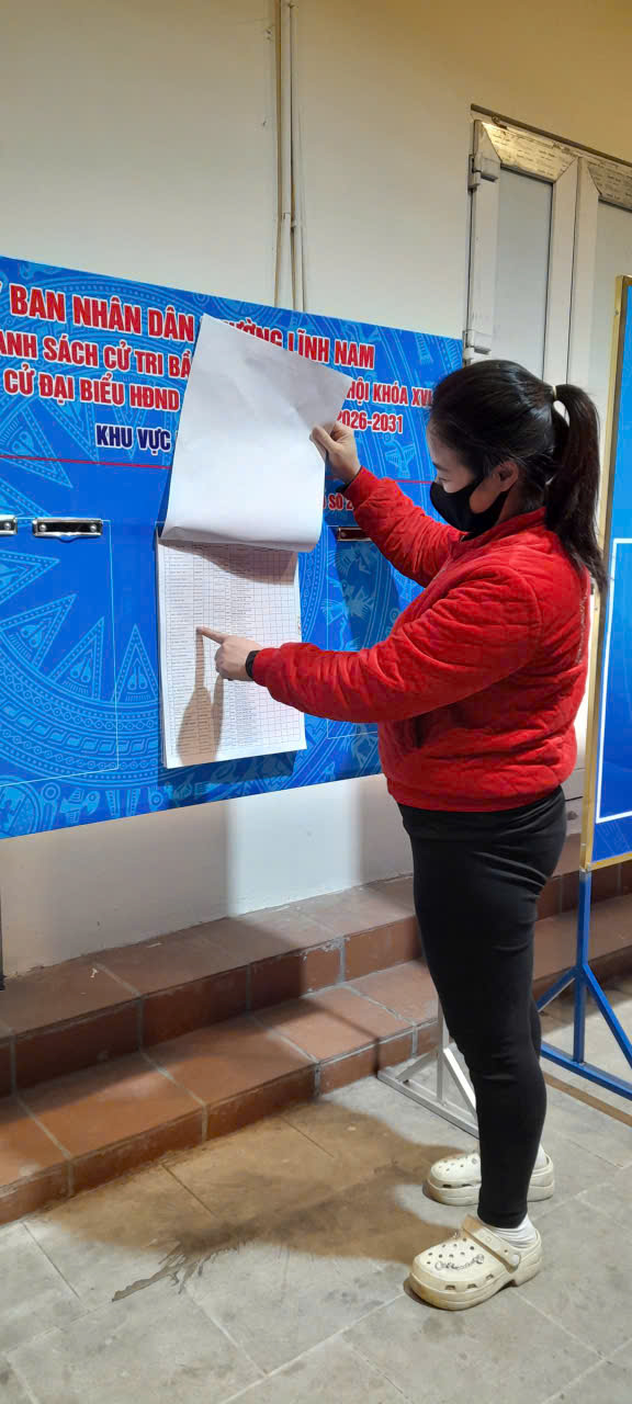 Niêm yết danh sách cử tri phục vụ cuộc bầu cử đại biểu Quốc hội và đại biểu HĐND các cấp nhiệm kỳ 2026 - 2030 trên địa bàn phường Lĩnh Nam- Ảnh 6.