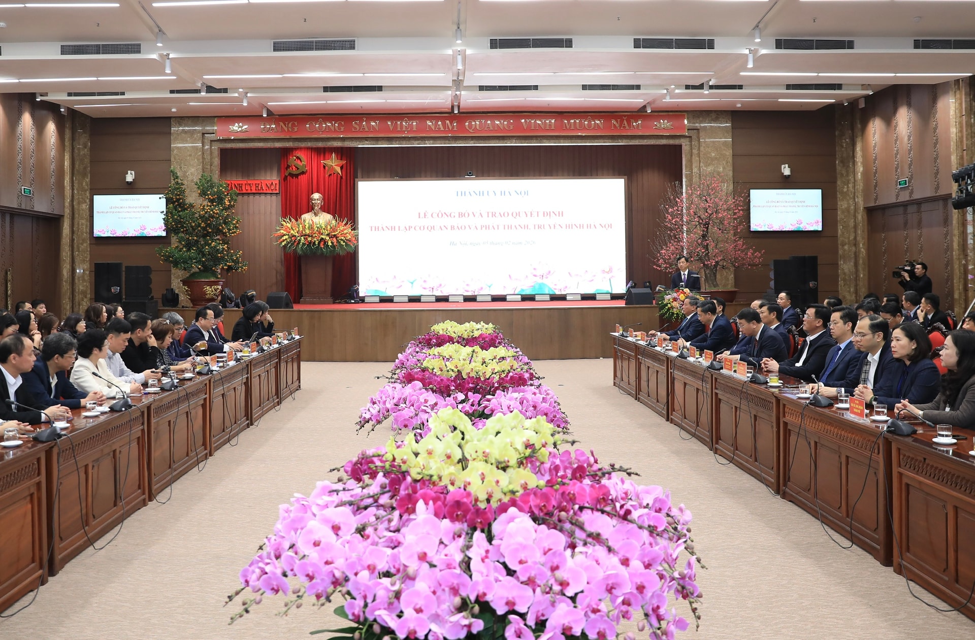Công bố và trao Quyết định thành lập Cơ quan Báo và Phát thanh, Truyền hình Hà Nội- Ảnh 1.