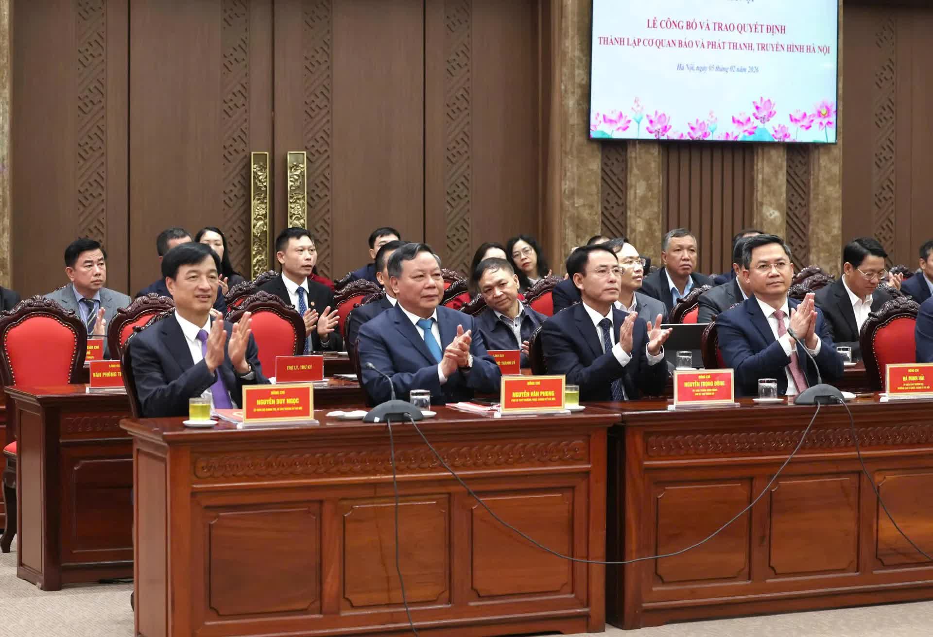 Công bố và trao Quyết định thành lập cơ quan Báo và phát thanh, truyền hình Hà Nội- Ảnh 1.