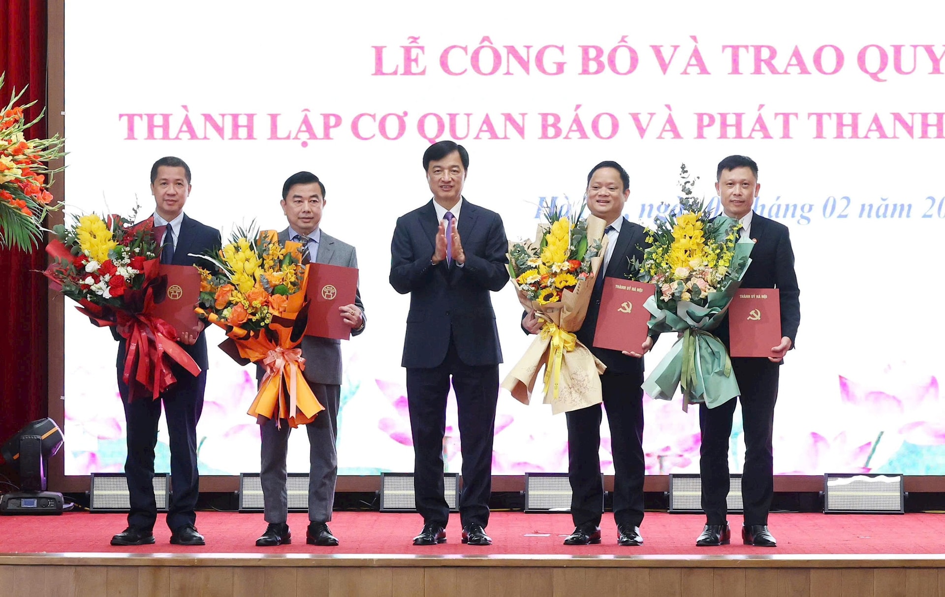 Công bố và trao Quyết định thành lập Cơ quan Báo và Phát thanh, Truyền hình Hà Nội- Ảnh 3.