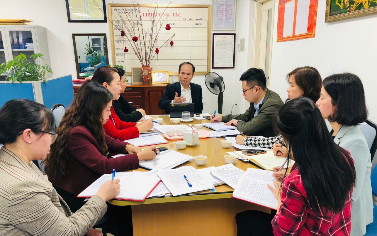 Đảng ủy phường Việt Hưng triển khai Tổ chức sinh hoạt chính trị nghiên cứu tham luận của Đoàn đại biểu thành phố Hà Nội tại Đại hội XIV của Đảng.