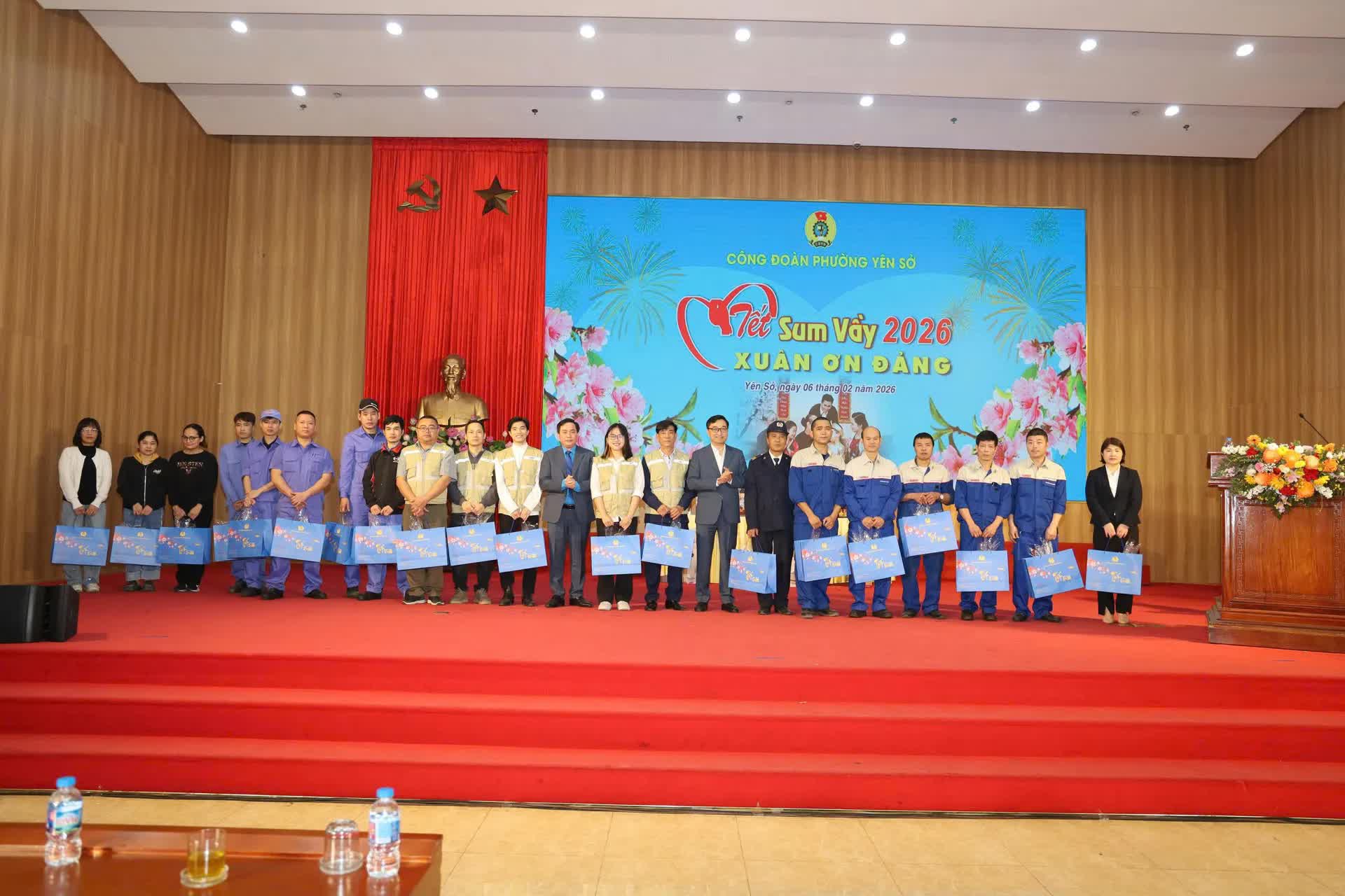 Ấm áp “Xuân đoàn kết – Tết đong đầy” tại phường Yên Sở- Ảnh 6.