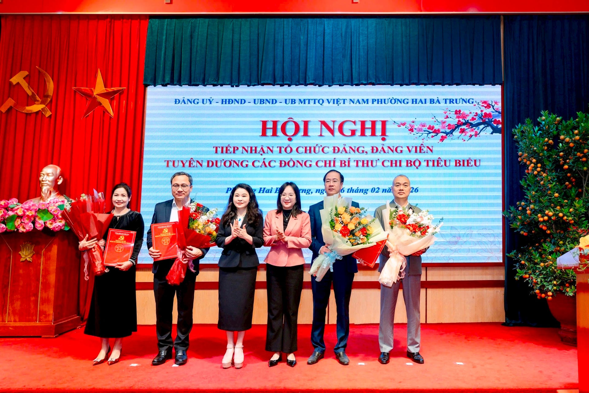 Đảng ủy phường Hai Bà Trưng tiếp nhận 4 tổ chức Đảng- Ảnh 1.