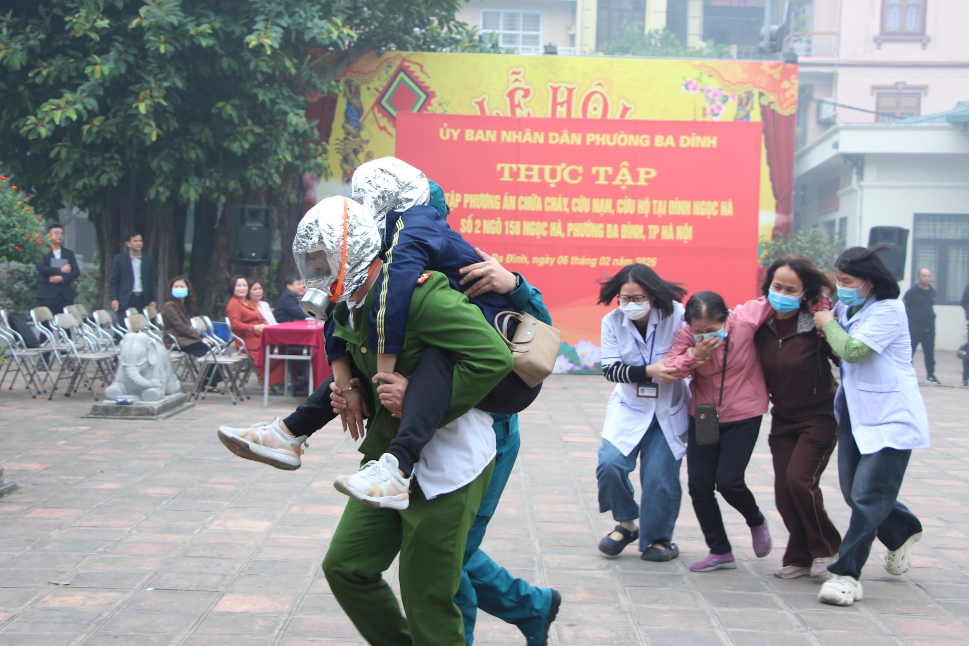 Phường Ba Đình diễn tập chữa cháy tại di tích đình Ngọc Hà- Ảnh 1.