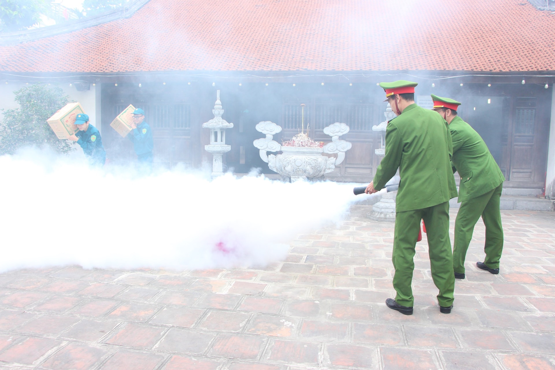 Phường Ba Đình diễn tập chữa cháy tại di tích đình Ngọc Hà- Ảnh 2.