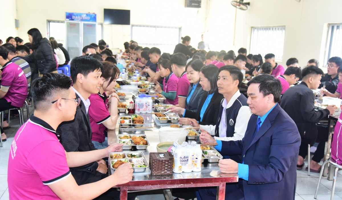 Công đoàn phường Yên Sở gắn kết người lao động qua bữa cơm tất niên- Ảnh 2.