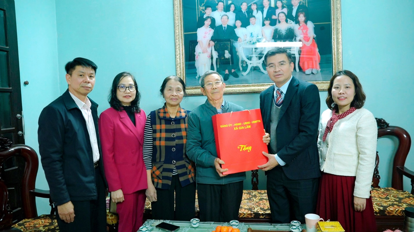 Đồng chí Chủ tịch UBND xã Gia Lâm thăm, tặng quà các đối tượng chính sách nhân dịp tết Nguyên đán Bính Ngọ 2026- Ảnh 1.