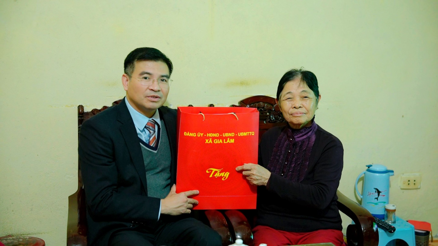 Đồng chí Chủ tịch UBND xã Gia Lâm thăm, tặng quà các đối tượng chính sách nhân dịp tết Nguyên đán Bính Ngọ 2026- Ảnh 3.