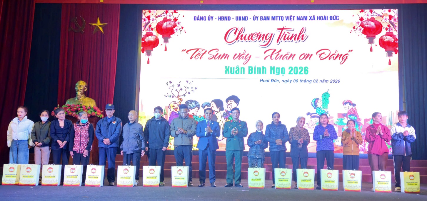 Đảng ủy - HĐND - UBND - UBMTTQ xã Hoài Đức tổ chức trao hơn 330 suất quà tại Chương trình “Tết sum vầy - Xuân ơn Đảng”- Ảnh 8.