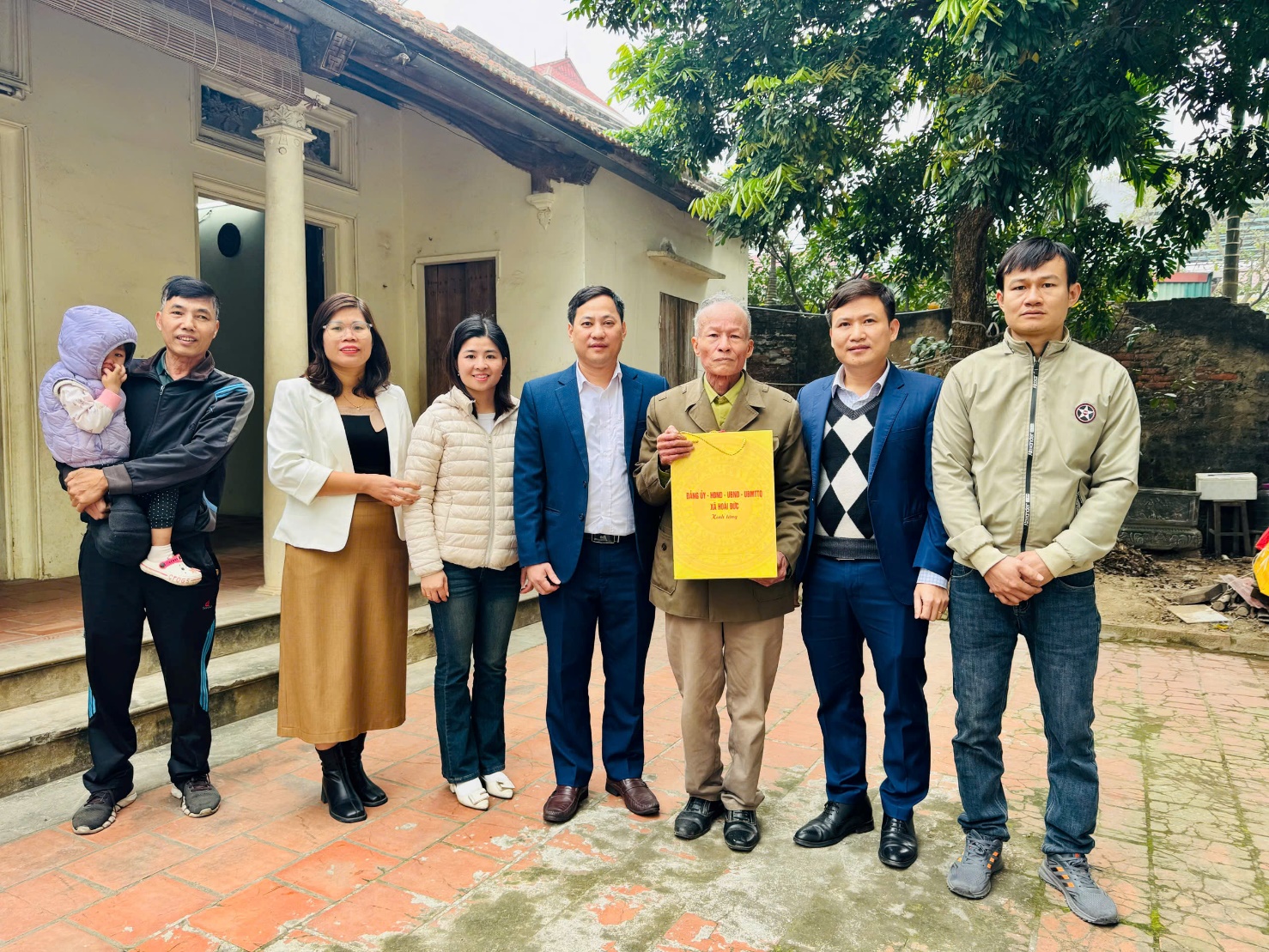 Đồng chí Kiều Duy Tập - UV BTV, Chủ nhiệm UB Kiểm tra thăm, tặng quà đối tượng chính sách và chùa Diên Phúc nhân dịp Tết Nguyên đán Bính Ngọ 2026- Ảnh 1.