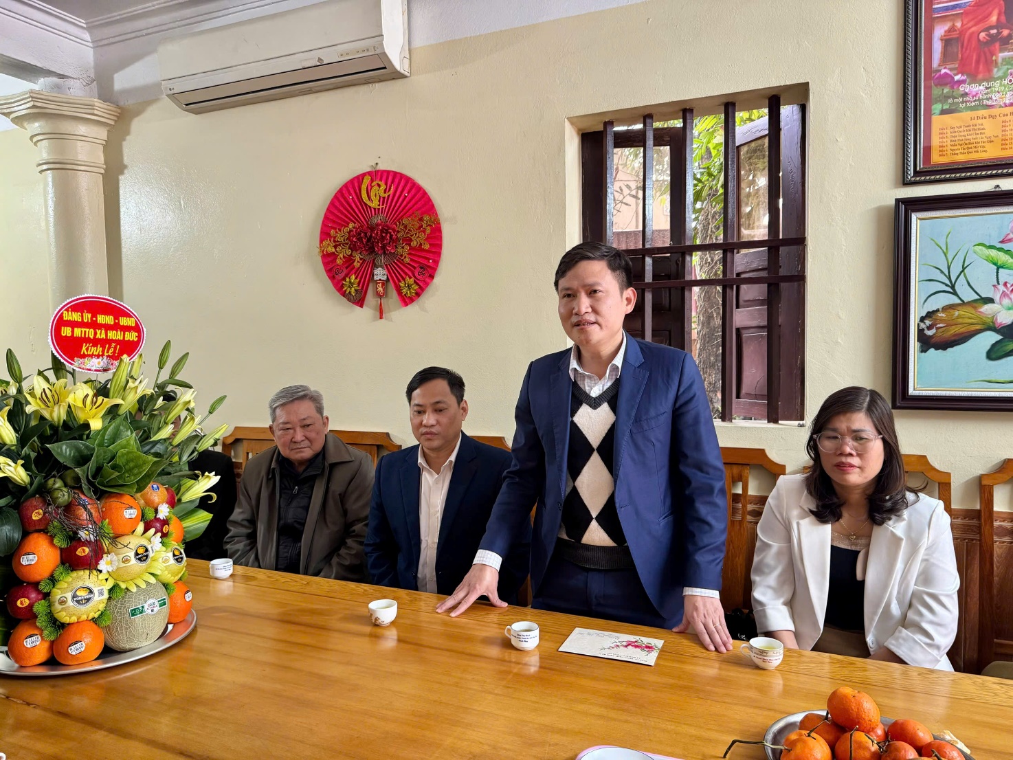 Đồng chí Kiều Duy Tập - UV BTV, Chủ nhiệm UB Kiểm tra thăm, tặng quà đối tượng chính sách và chùa Diên Phúc nhân dịp Tết Nguyên đán Bính Ngọ 2026- Ảnh 6.