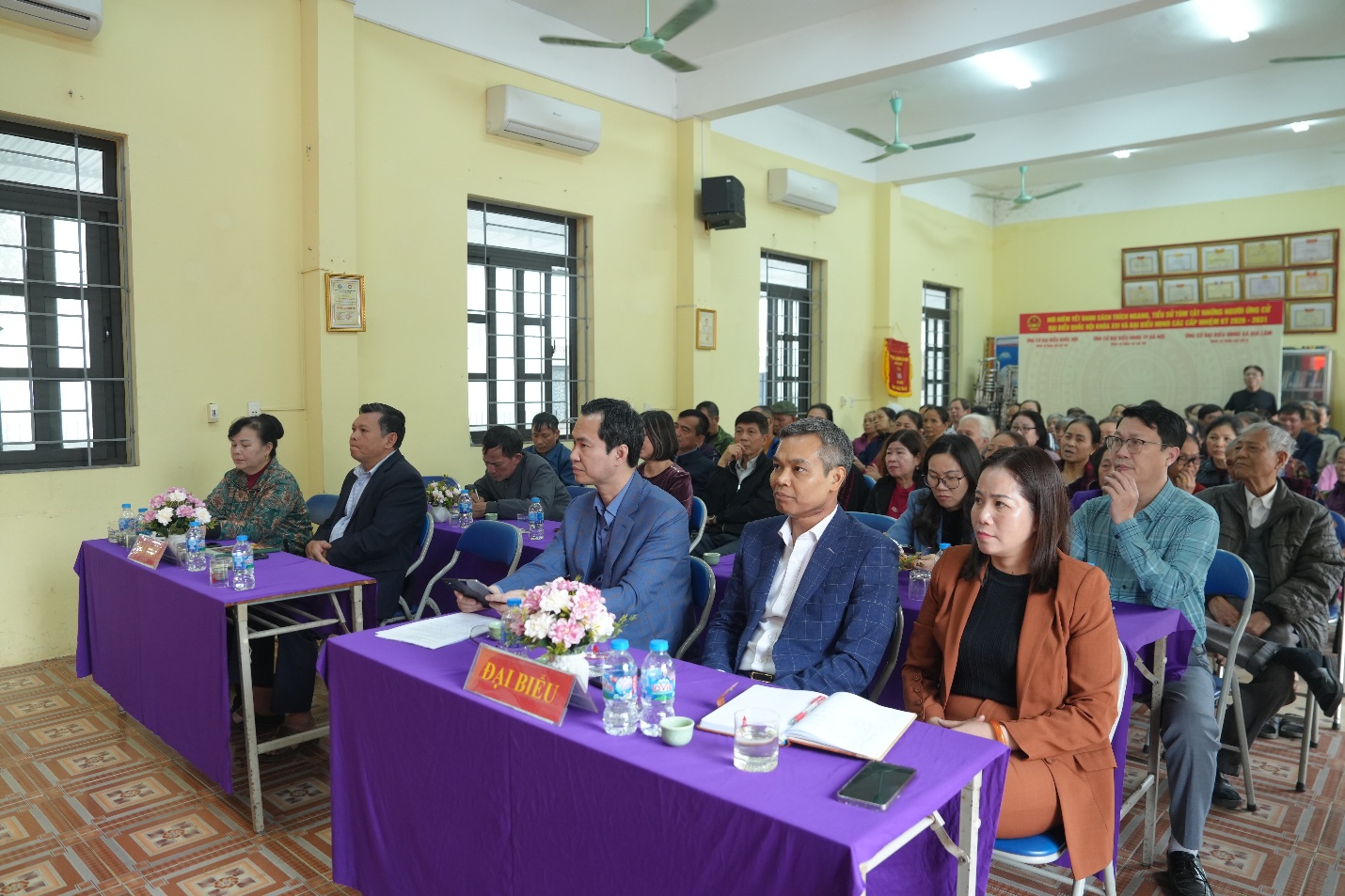 Lấy ý kiến nhận xét của cử tri nơi cư trú đối với người ứng cử đại biểu HĐND tại thôn Dương Đình- Ảnh 2.