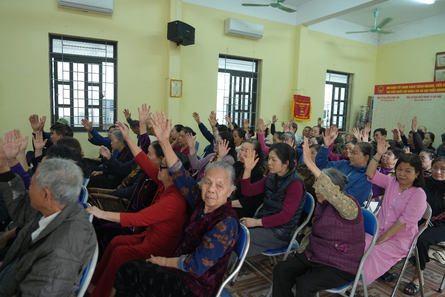 Lấy ý kiến nhận xét của cử tri nơi cư trú đối với người ứng cử đại biểu HĐND tại thôn Dương Đình- Ảnh 4.