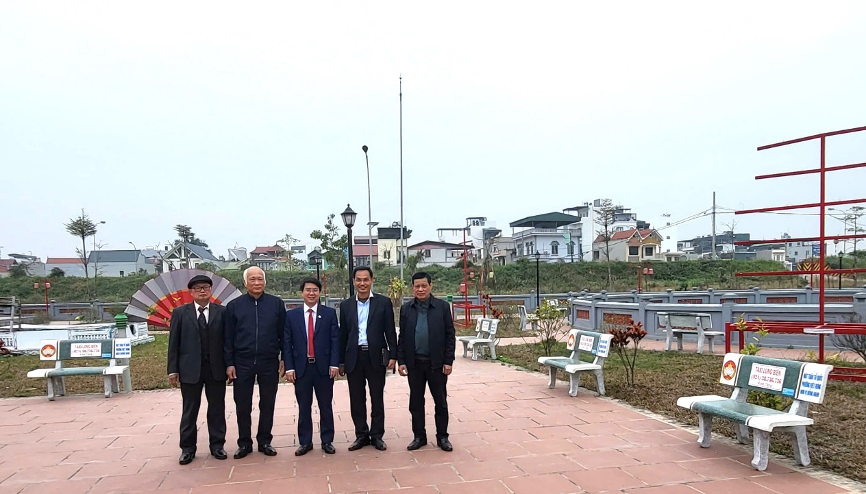 Ủy ban MTTQ Việt Nam phường Việt Hưng trao tặng 100 “Ghế đá đại đoàn kết” tại các di tích và thiết chế văn hóa trên địa bàn phường- Ảnh 1.