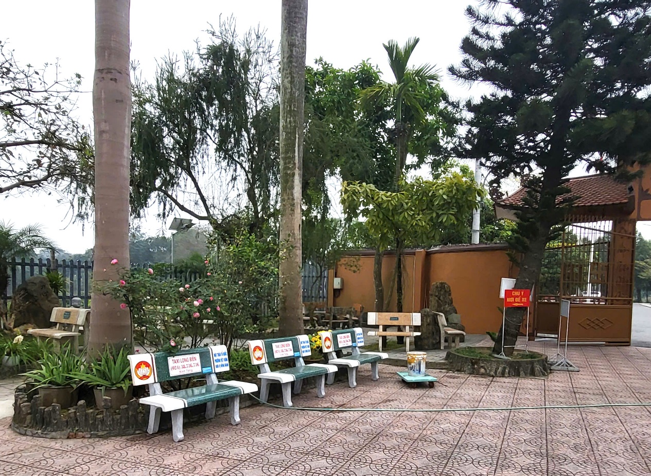 Ủy ban MTTQ Việt Nam phường Việt Hưng trao tặng 100 “Ghế đá đại đoàn kết” tại các di tích và thiết chế văn hóa trên địa bàn phường- Ảnh 2.