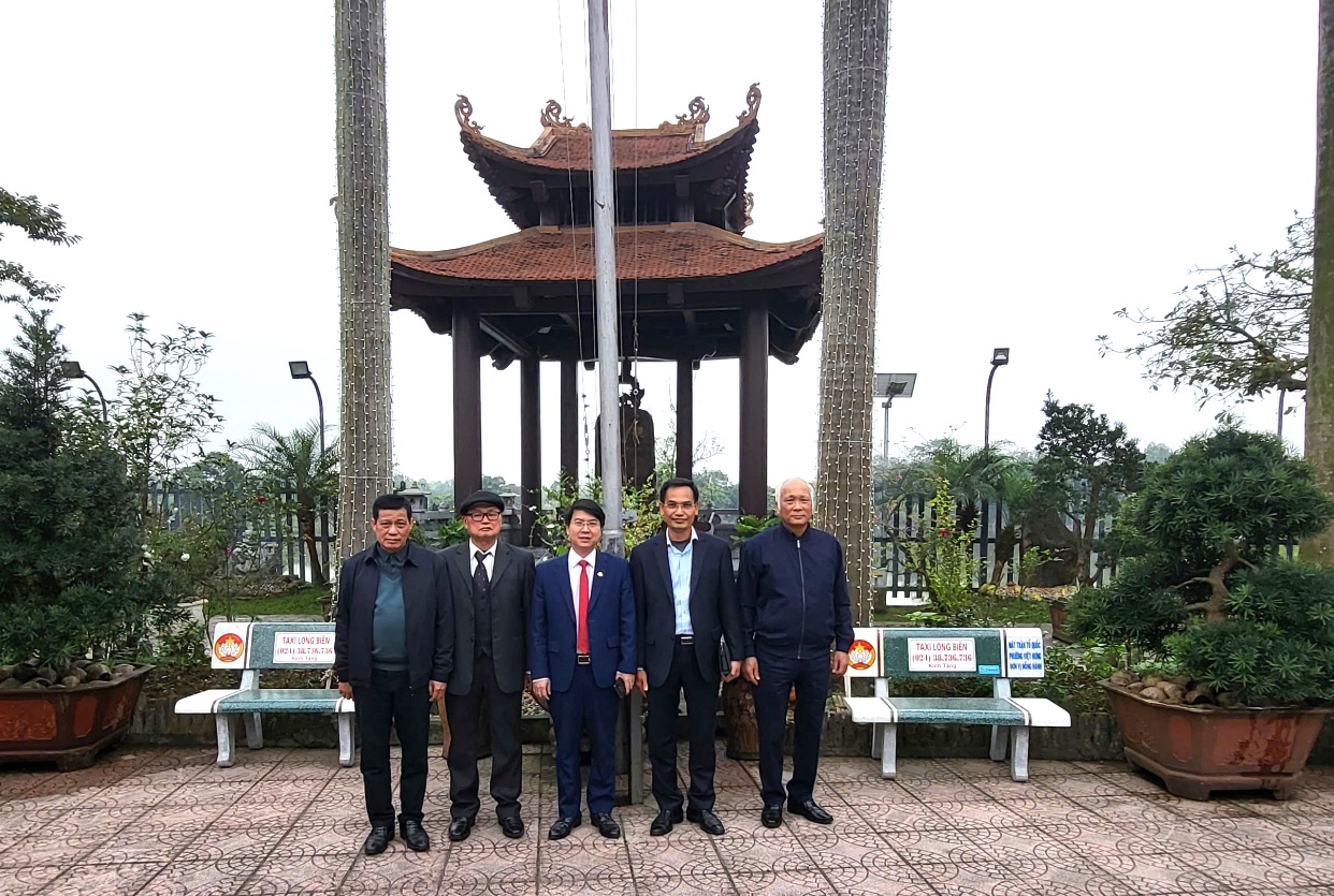 Ủy ban MTTQ Việt Nam phường Việt Hưng trao tặng 100 “Ghế đá đại đoàn kết” tại các di tích và thiết chế văn hóa trên địa bàn phường- Ảnh 3.