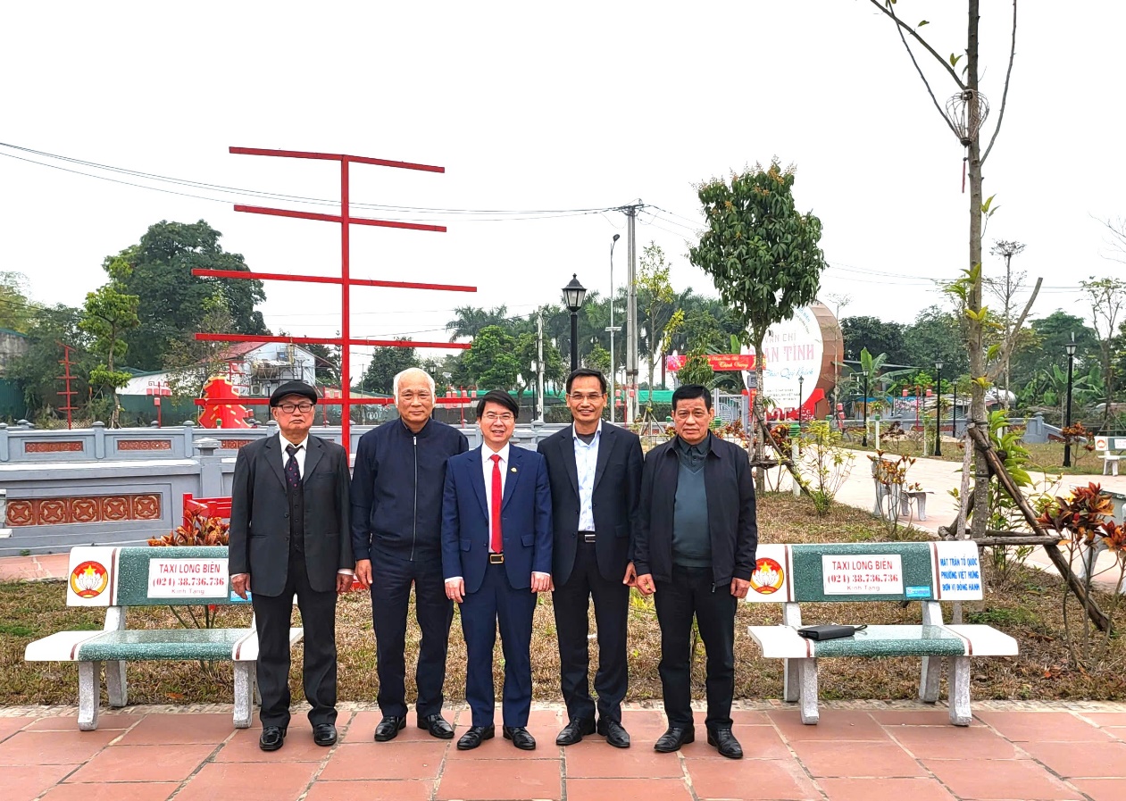 Ủy ban MTTQ Việt Nam phường Việt Hưng trao tặng 100 “Ghế đá đại đoàn kết” tại các di tích và thiết chế văn hóa trên địa bàn phường- Ảnh 4.