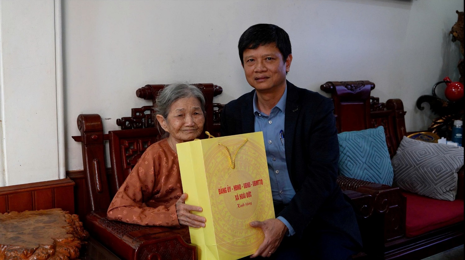 Đồng chí Nguyễn Huy Hoàng - Phó Bí thư Đảng uỷ, Chủ tịch UBND xã Hoài Đức thăm, tặng quà, chúc Tết Nguyên đán Bính Ngọ- Ảnh 1.