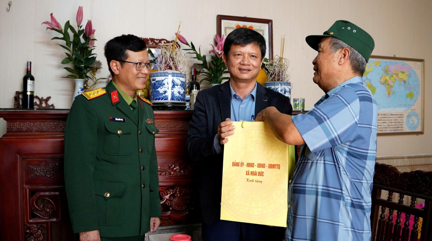 Đồng chí Nguyễn Huy Hoàng - Phó Bí thư Đảng uỷ, Chủ tịch UBND xã Hoài Đức thăm, tặng quà, chúc Tết Nguyên đán Bính Ngọ- Ảnh 2.