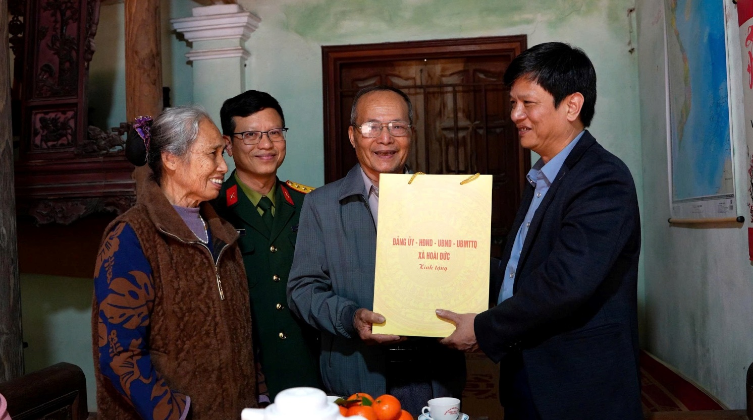 Đồng chí Nguyễn Huy Hoàng - Phó Bí thư Đảng uỷ, Chủ tịch UBND xã Hoài Đức thăm, tặng quà, chúc Tết Nguyên đán Bính Ngọ- Ảnh 3.