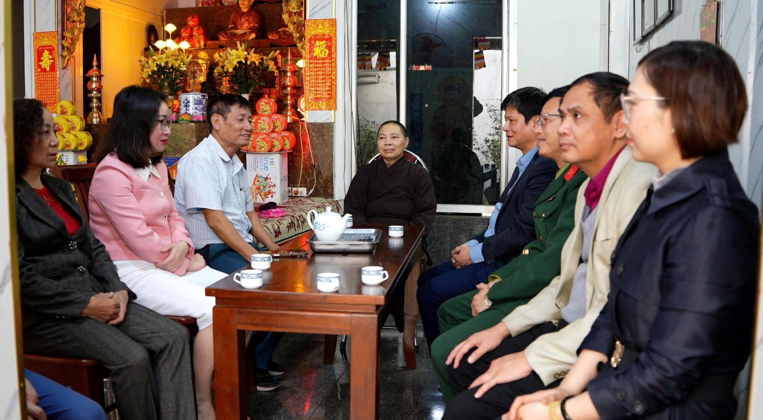 Đồng chí Nguyễn Huy Hoàng - Phó Bí thư Đảng uỷ, Chủ tịch UBND xã Hoài Đức thăm, tặng quà, chúc Tết Nguyên đán Bính Ngọ- Ảnh 4.