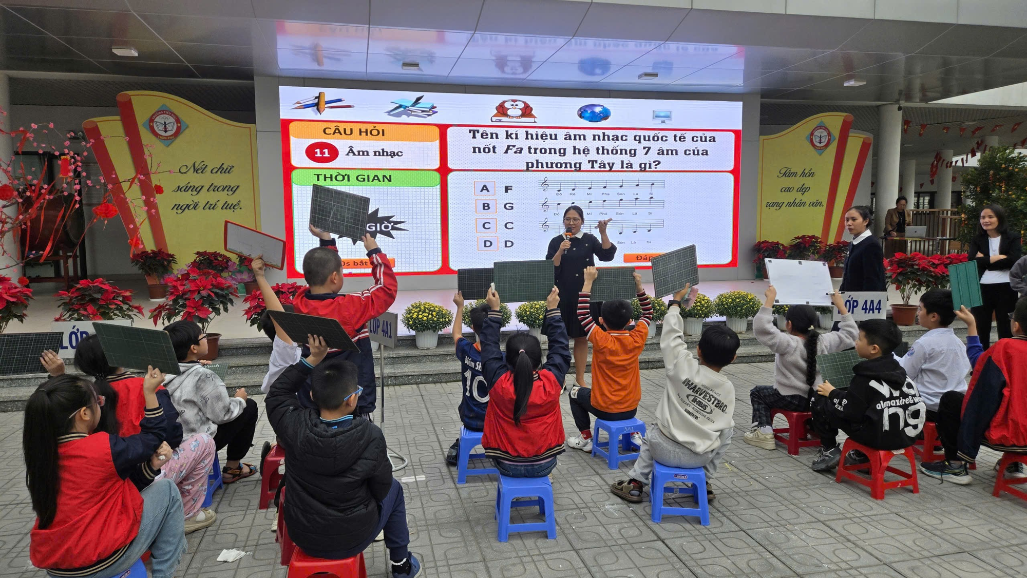 SÂN CHƠI “RUNG CHUÔNG VÀNG” - KHỐI 4 HỌC MÀ CHƠI, CHƠI MÀ HỌC- Ảnh 3. SÂN CHƠI “RUNG CHUÔNG VÀNG” - KHỐI 4 HỌC MÀ CHƠI, CHƠI MÀ HỌC- Ảnh 3.