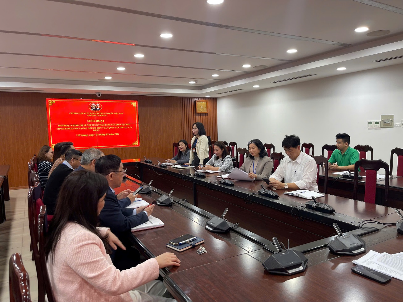 Chi bộ Cơ quan Ủy ban MTTQ Việt Nam phường Việt Hưng tổ chức sinh hoạt chính trị về nội dung tham luận của đoàn đại biểu thành phố Hà Nội tại Đại hội XIV của Đảng- Ảnh 1.