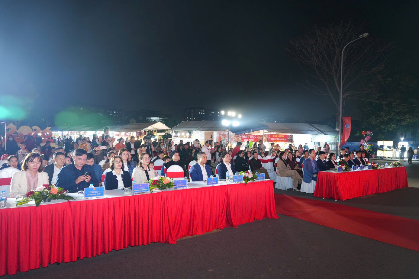 Ảnh có chứa bầu trời, ngoài trời, người, trang phục  Nội dung do AI tạo ra có thể không chính xác.