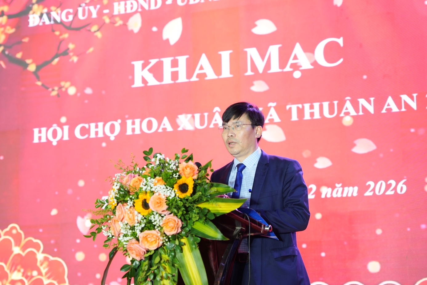 Ảnh có chứa bộ đồ, trang phục, văn bản, người  Nội dung do AI tạo ra có thể không chính xác.