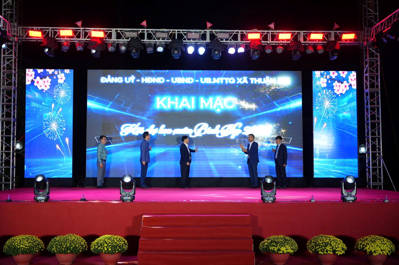 Ảnh có chứa văn bản, sân khấu, bình phong, Nhà hát  Nội dung do AI tạo ra có thể không chính xác.