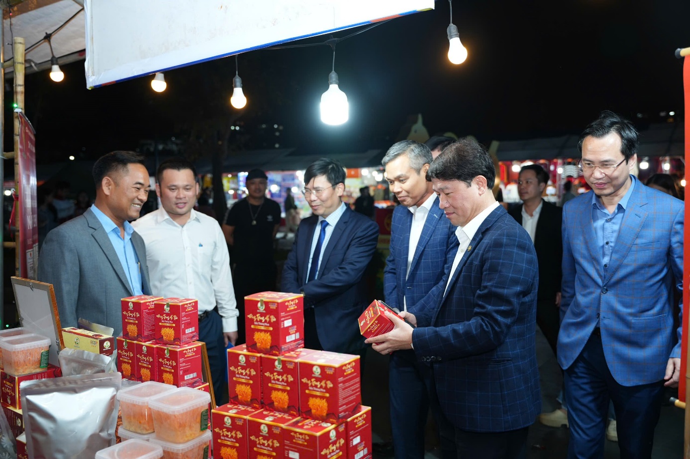 Ảnh có chứa trang phục, người, bộ đồ, đứng  Nội dung do AI tạo ra có thể không chính xác.