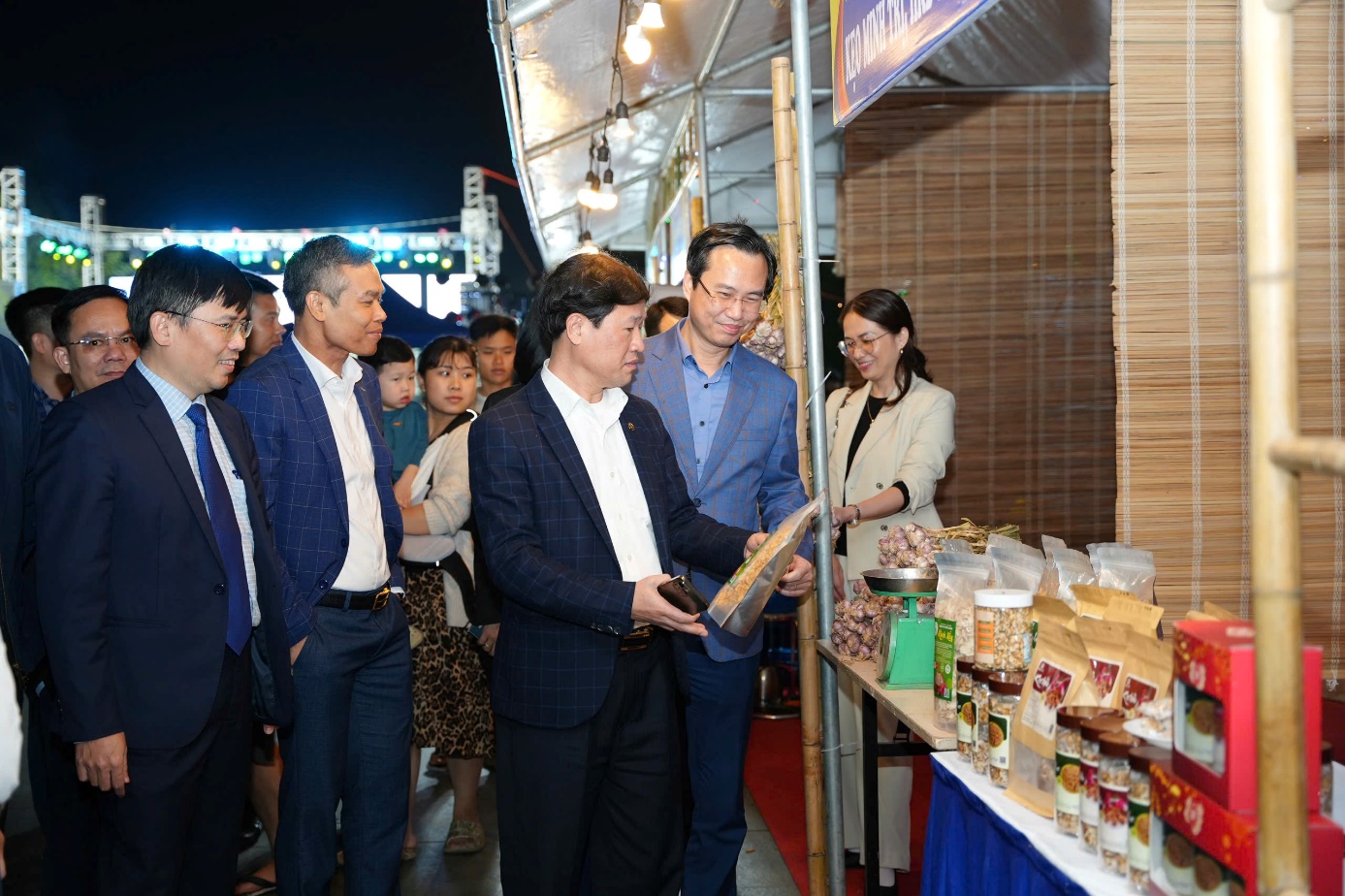 Ảnh có chứa trang phục, người, đàn ông, bộ đồ  Nội dung do AI tạo ra có thể không chính xác.