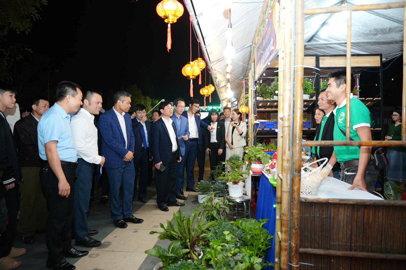 Ảnh có chứa trang phục, đàn ông, người, thực vật  Nội dung do AI tạo ra có thể không chính xác.