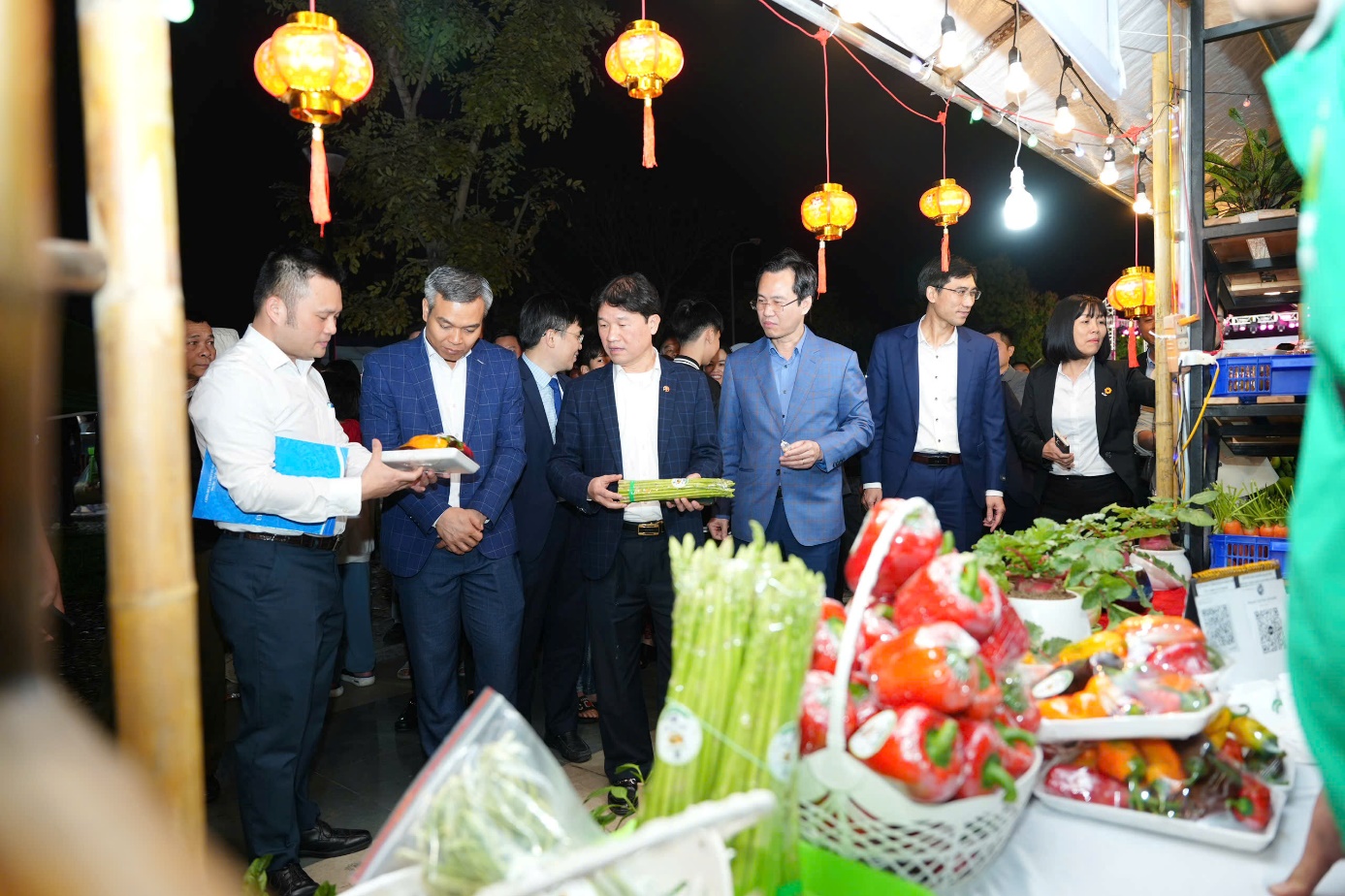 Ảnh có chứa trang phục, người, đàn ông, Giao thương  Nội dung do AI tạo ra có thể không chính xác.